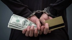 Помощник банды мошенников забрал 160 тысяч рублей у пенсионерок на Сахалине