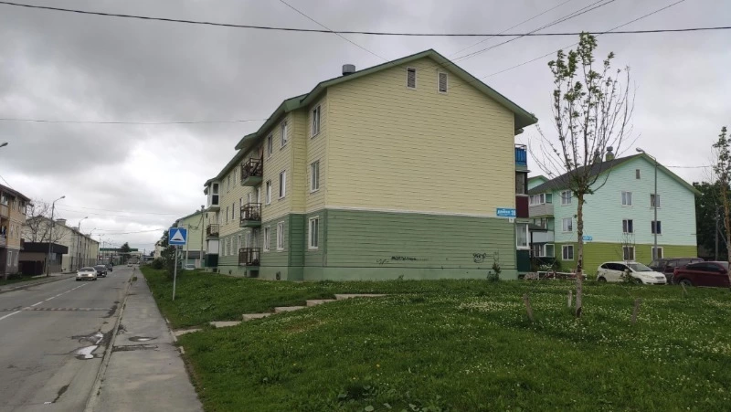 Сахалинцы присвоили кусок двора многоэтажки под личные нужды