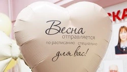 Пассажирок утреннего поезда в Южно-Сахалинске встретили необычным сюрпризом