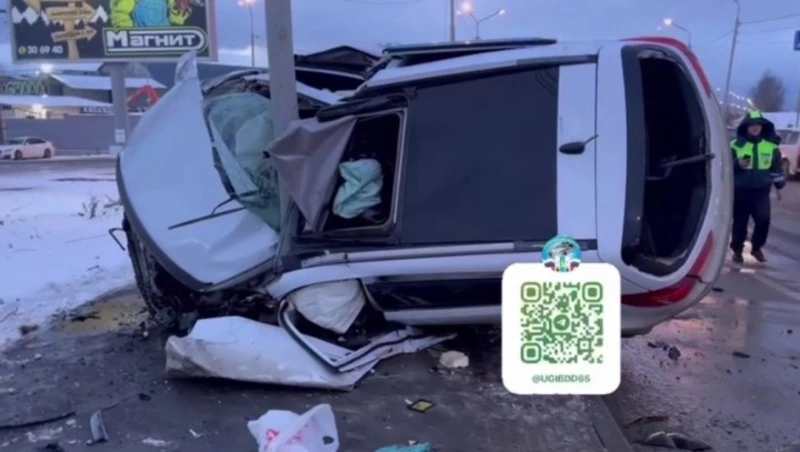 Водителя кроссовера госпитализировали после наезда на фонарный столб в Южно-Сахалинске