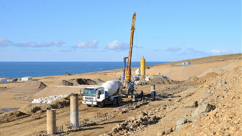 Опоры ЛЭП от Сахалинской ГРЭС-2 монтируют на юге острова