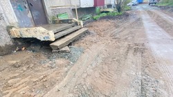Ремонт во дворе одного из домов Южно-Сахалинска оставил жильцов без пешеходной дороги