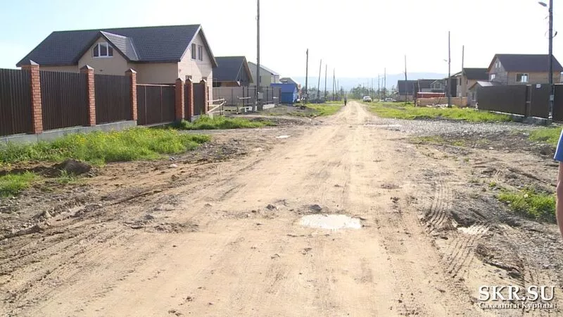 В пригороде Южно-Сахалинска дорогу засыпали крупным скальником вперемешку с глиной