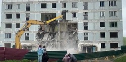 Видеофакт: Сползающий в обрыв дом в Быкове наконец-то сносят