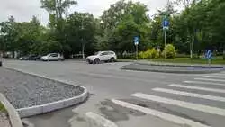 Водитель протаранил островок Вишневского в столице Сахалина. «Непонятно для чего».