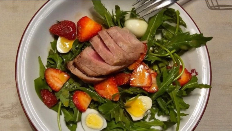 Тунец, клубника и мед: сахалинский шеф-повар поделился авторским рецептом салата