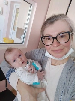 На Сахалине брошенная в перинатальном центре малышка обрела новую семью