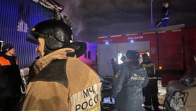 Огонь охватил хозяйственную постройку в Тымовском вечером 3 ноября