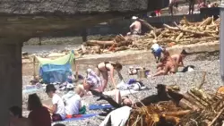 Среди гор мусора отдыхают сахалинцы на пляжах Сочи