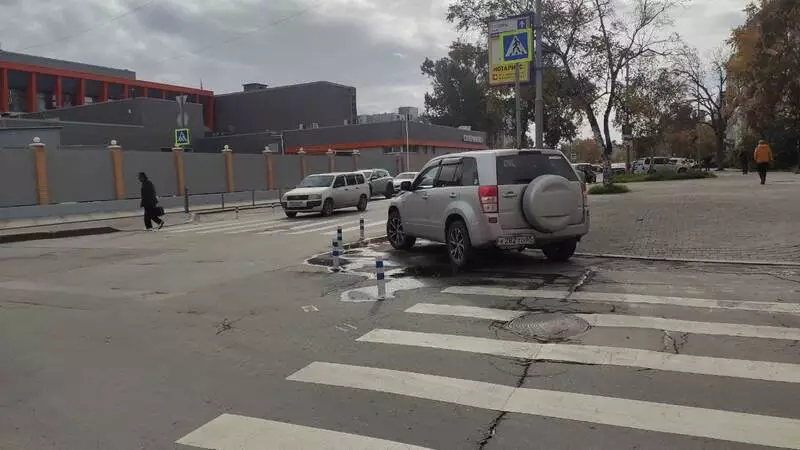 Урбанист осудил «наплевательскую» парковку сотрудницы банка на Сахалине