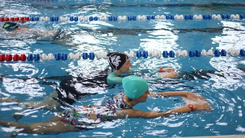 Бесплатные занятия аквааэробикой для беременных запустили в Корсакове