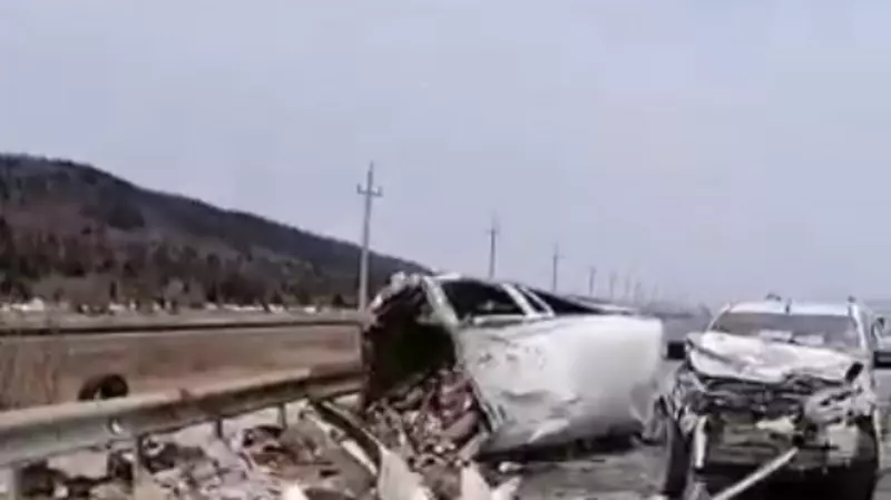 Дорогу в Оху завалило продуктами после страшного ДТП