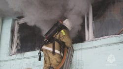 В Южно-Сахалинске 15 человек тушили жилую многоэтажку 