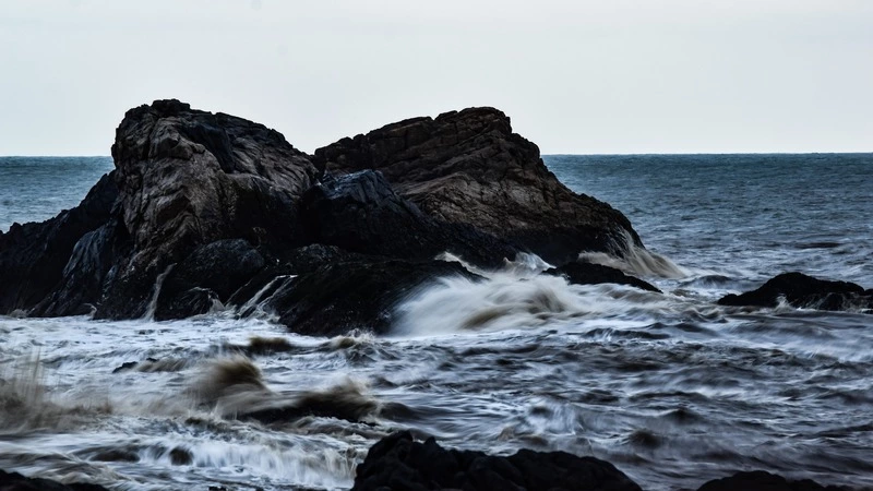 Резкий ветер накроет Сахалин и Курилы. Дождь и снег не хотят уходить