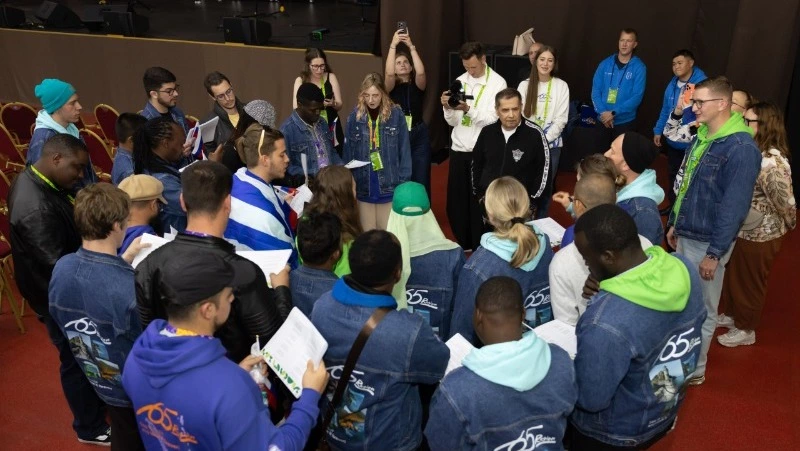 Иностранные участники фестиваля молодежи спели песню с группой «Любэ» на Сахалине