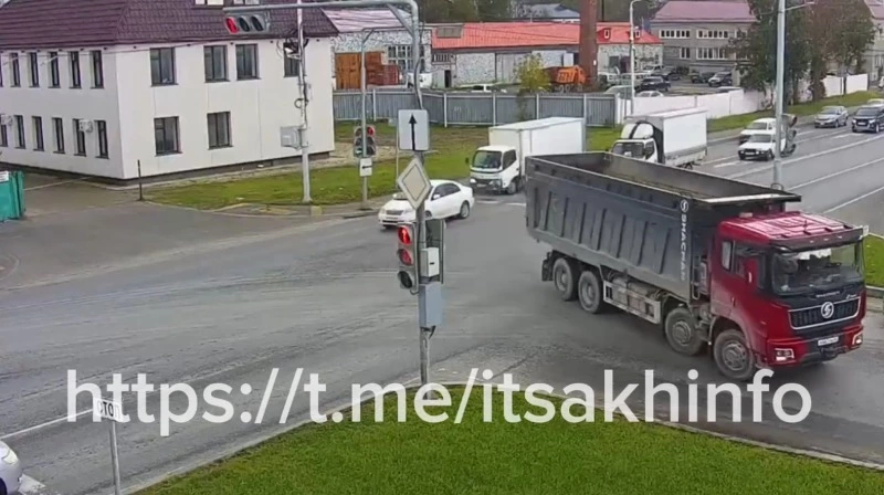 Грузовик подвинул «Короллу» на перекрестке в Южно-Сахалинске 