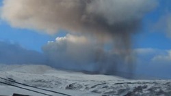 Мощное извержение вулкана Эбеко запечатлели на Курилах 
