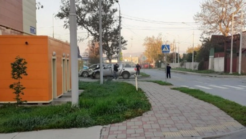 Пикап врезался в седан на улице Телеграфной в Южно-Сахалинске