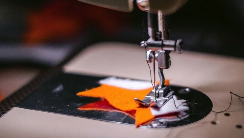 Жительница Корсакова сошьет 90 комплектов одежды для младенцев Донбасса