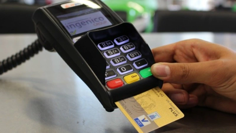 Бомж порадовал себя шопингом по чужой кредитке на юге Сахалина