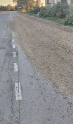 Очевидцы: грузовик засыпал щебнем дорогу в Долинском районе