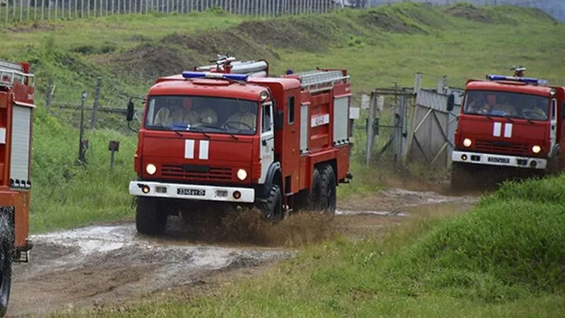 Пожарные расчеты на Сахалине учились тушить возгорание в парке боевых машин