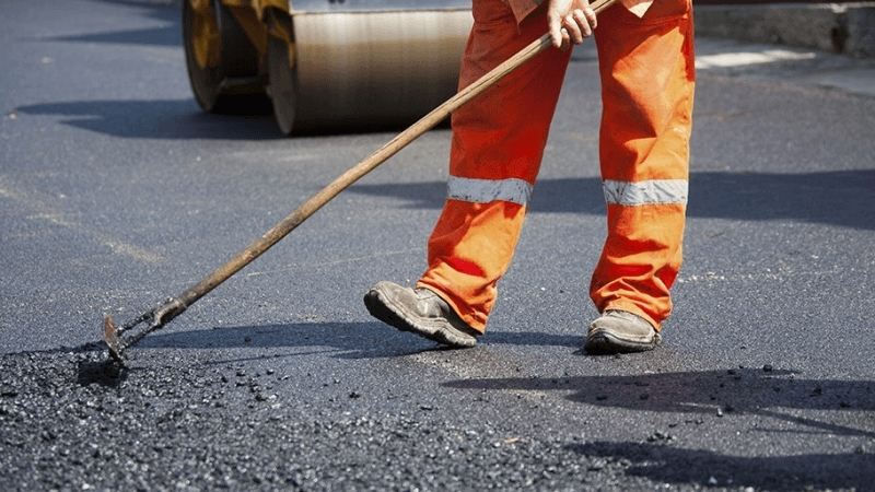 Улицу Больничную в Южно-Сахалинске ремонтируют в рамках нацпроекта