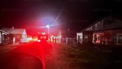 Крыша дома и гараж сгорели ночью в Александровске-Сахалинском