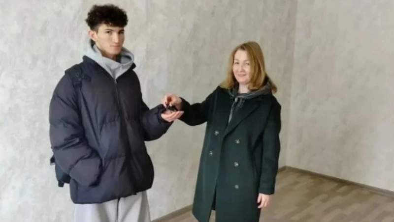 Молодой человек, оставшийся без попечения родителей, получил ключи от квартиры в Поронайске 