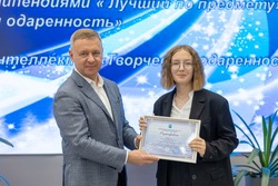 Денежные премии от мэра вручили отличникам школ Южно-Сахалинска