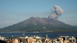 Японский вулкан выбросил 4-километровый столб пепла