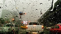 Госавтоинспекция рассказала, как не попасть в аварию во время дождя на Сахалине