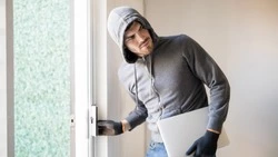 Мужчину осудят за кражу и проникновение в чужой дом в Корсаковском районе