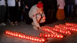 «Свечи памяти» загорелись в Южно-Сахалинске на рассвете 22 июня — ФОТО