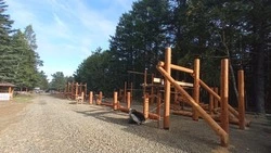 К установке спортивного оборудования приступили в Янтарном парке Долинска