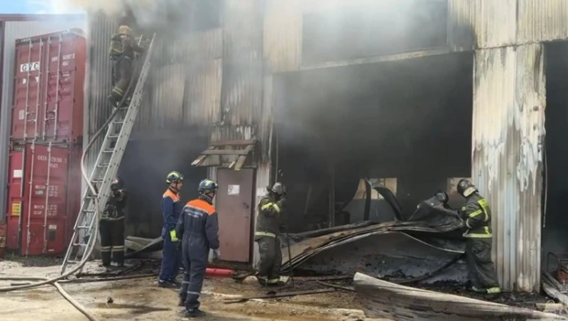 В Южно-Сахалинске потушили пожар в автосервисе на улице Железнодорожной
