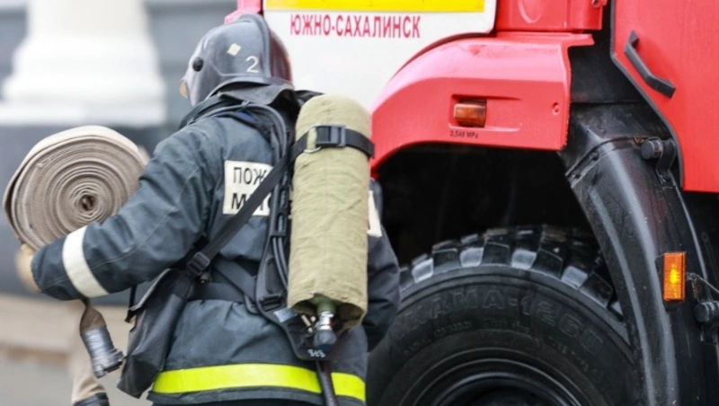 Пожарные почти 10 минут тушили горящую машину в Южно-Сахалинске