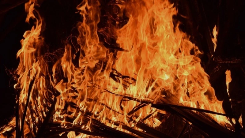 Гараж загорелся глубокой ночью на юге Сахалина