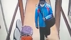 Мужчина украл обувь в детском центре Южно-Сахалинска. Видео