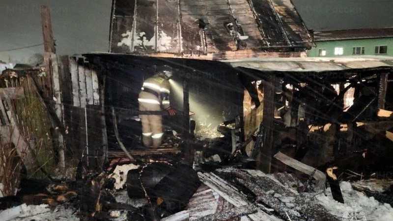 Открытым пламенем горела хозпостройка ночью в Александровске-Сахалинском