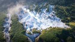 Гиды сравнили вулкан Менделеева на Курилах с другой планетой