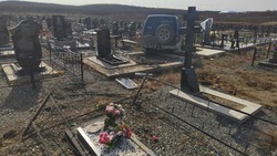 Вандал на Mitsubishi Pajero устроил погром на сахалинском кладбище (ОБНОВЛЕНО)