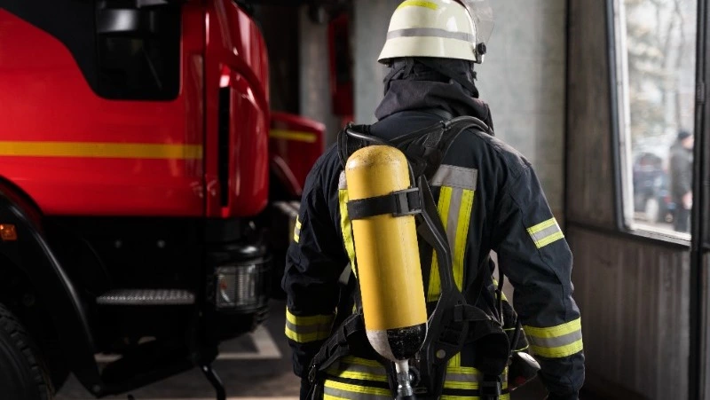 Шестеро пожарных тушили гараж в Поронайске