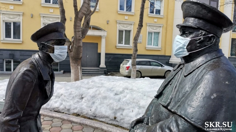 В сквере Южно-Сахалинска от коронавируса обезопасили даже скульптуры