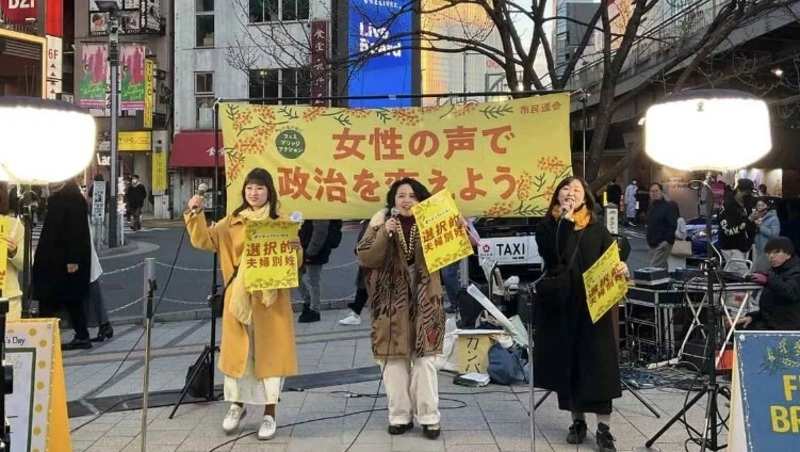 В Токио женщины-политики по случаю 8 марта поливали мужчин грязью