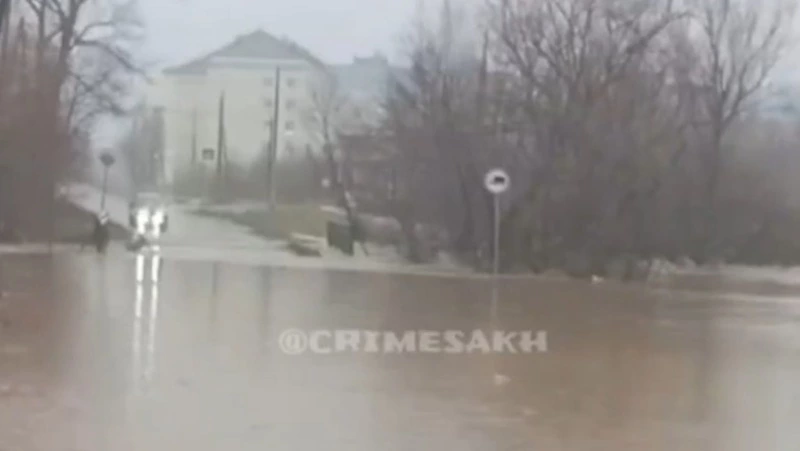 Улицы Долинска оказались под водой из-за обрушившегося на Сахалин циклона
