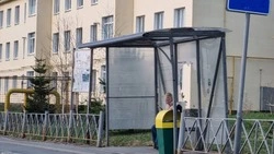 Разгромленные вандалами остановки 27 апреля до сих пор не починили в Новом Дальнем   