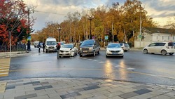 2 автомобиля столкнулись на Коммунистическом проспекте в Южно-Сахалинске 19 октября