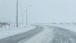 Из-за снежного циклона закрыли дорогу из Холмска в Южно-Сахалинск