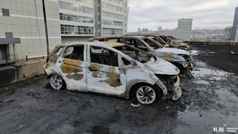 Мужчина во Владивостоке поджег один автомобиль, но спалил еще 20  